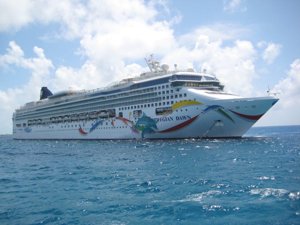 Norwegian Cruise Line Norwegian Dawn Eine Aufnahme der Norwegian Dawn von Norwegian Cruise Line vor dem Great Stirrup Cay, Bahamas, 2007.