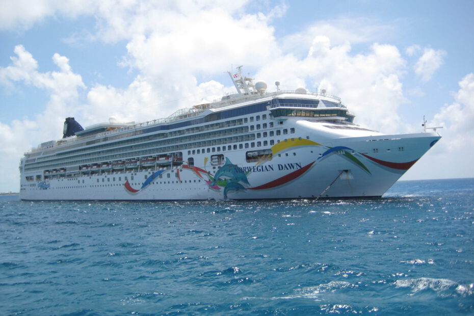 Eine Aufnahme der Norwegian Dawn von Norwegian Cruise Line vor dem Great Stirrup Cay, Bahamas, 2007.