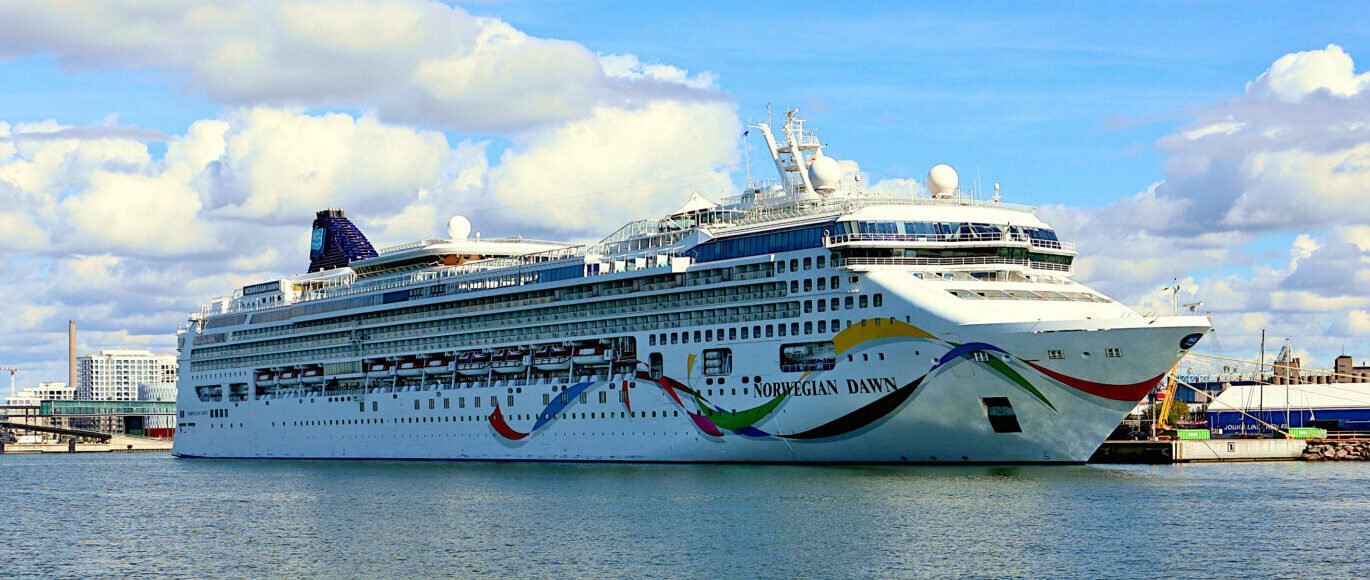 Eine Aufnahme der Norwegian Dawn von Norwegian Cruise Line im Hafen von Helsinki, Finnland, 2022.