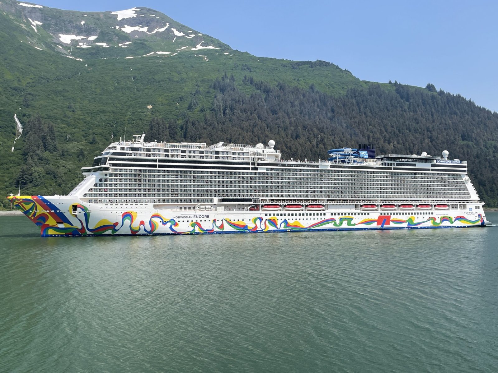 Eine Aufnahme der Norwegian Encore von Norwegian Cruise Line vor Juneau, Alaska, 2022.