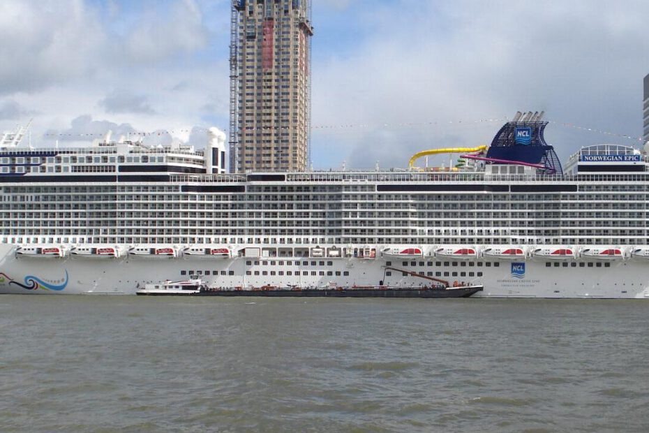 Eine Aufnahme der Norwegian Epic von Norwegian Cruise Line im Hafen von Rotterdam, 2010.