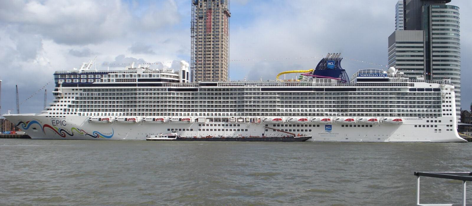 Eine Aufnahme der Norwegian Epic von Norwegian Cruise Line im Hafen von Rotterdam, 2010.