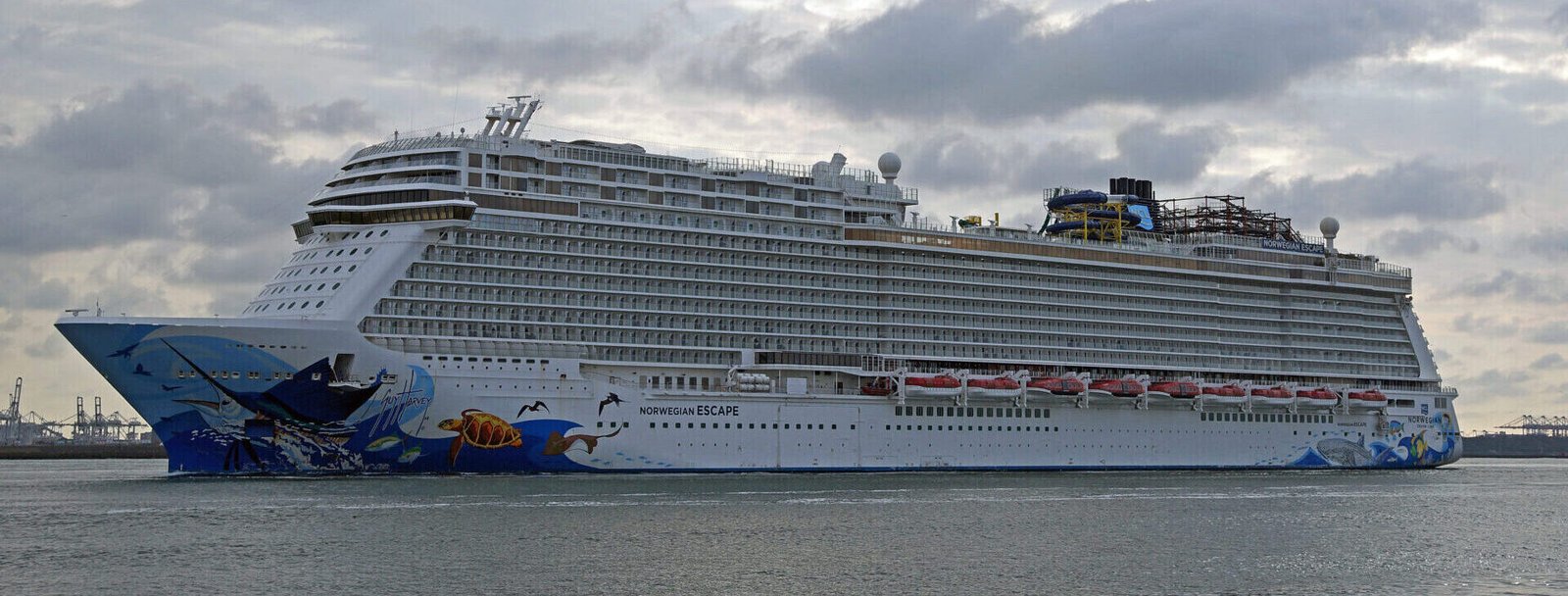 Eine Aufnahme der Norwegian Escape von Norwegian Cruise Line in Hoek van Holland, 2012.