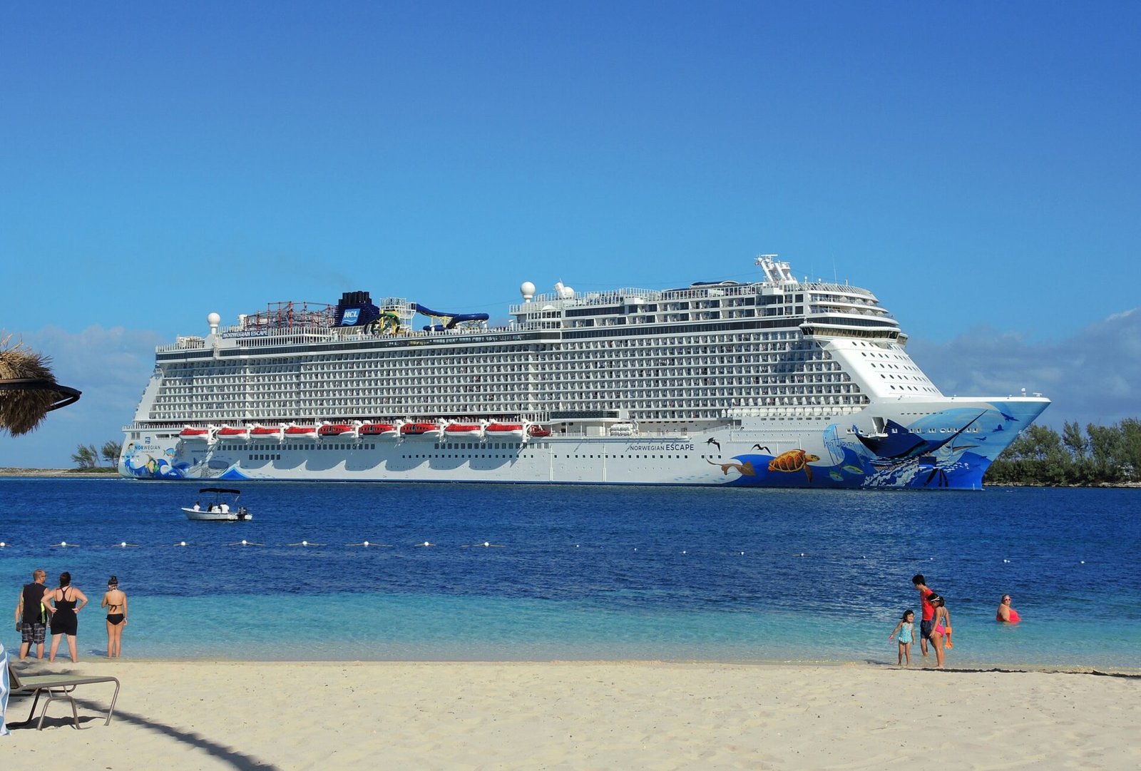 Eine Aufnahme der Norwegian Escape von Norwegian Cruise Line vor Nassau, Bahamas, 2017.