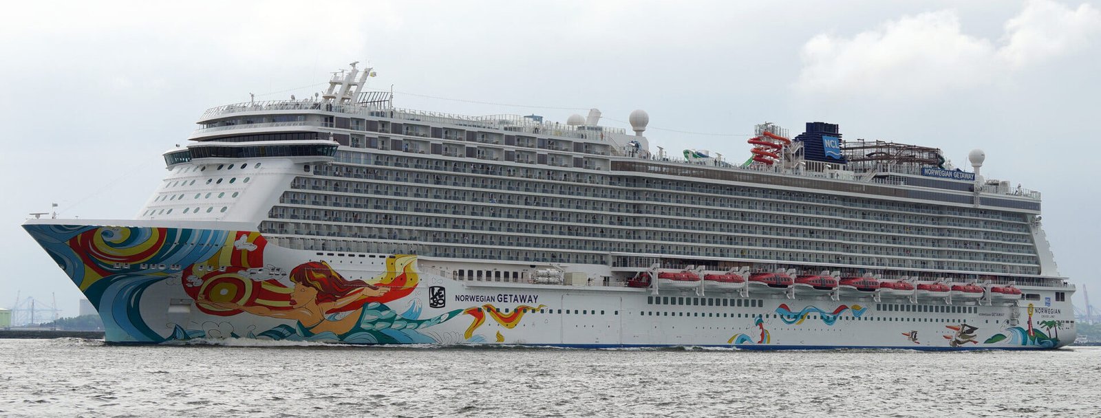 Eine Aufnahme der Norwegian Getaway von Norwegian Cruise Line vor Rotterdam, 2017.