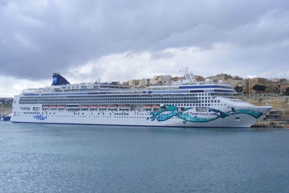 Eine Aufnahme der Norwegian Jade von Norwegian Cruise Line im Hafen von Valletta, Malta, 2011.