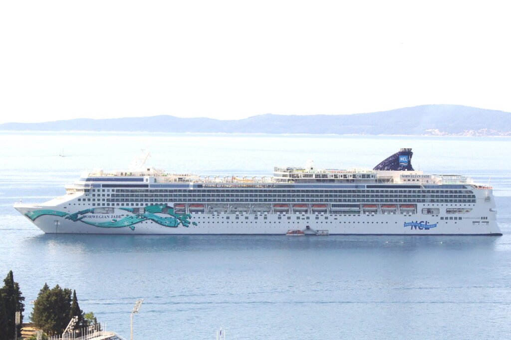 Eine Aufnahme der Norwegian Jade von Norwegian Cruise Line vor Split, Kroatien, 2011.