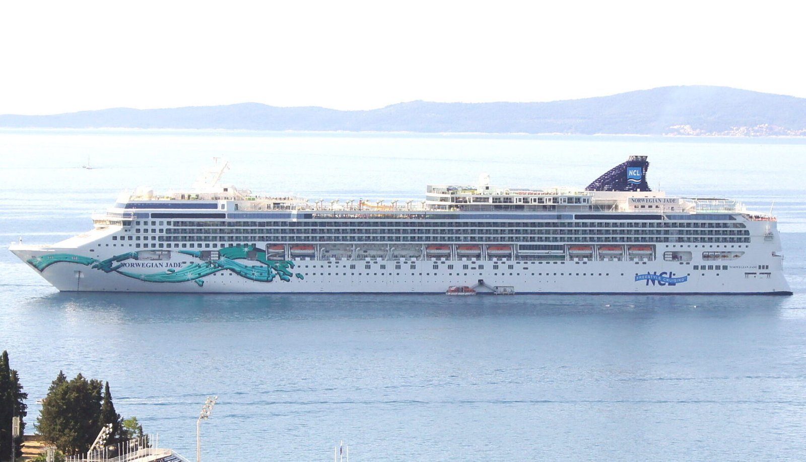 Eine Aufnahme der Norwegian Jade von Norwegian Cruise Line vor Split, Kroatien, 2011.