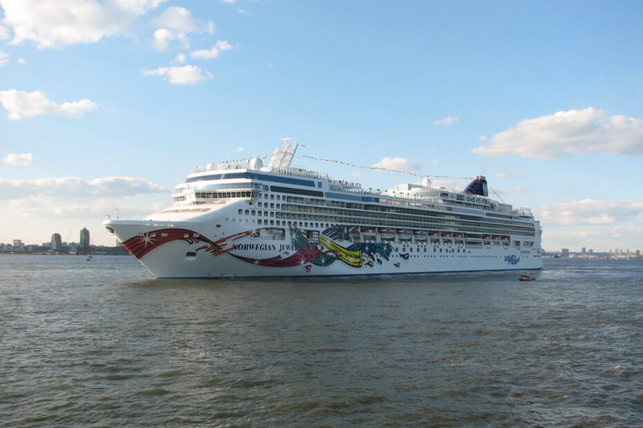 Eine Aufnahme der Norwegian Jewel von Norwegian Cruise Line, 2005.