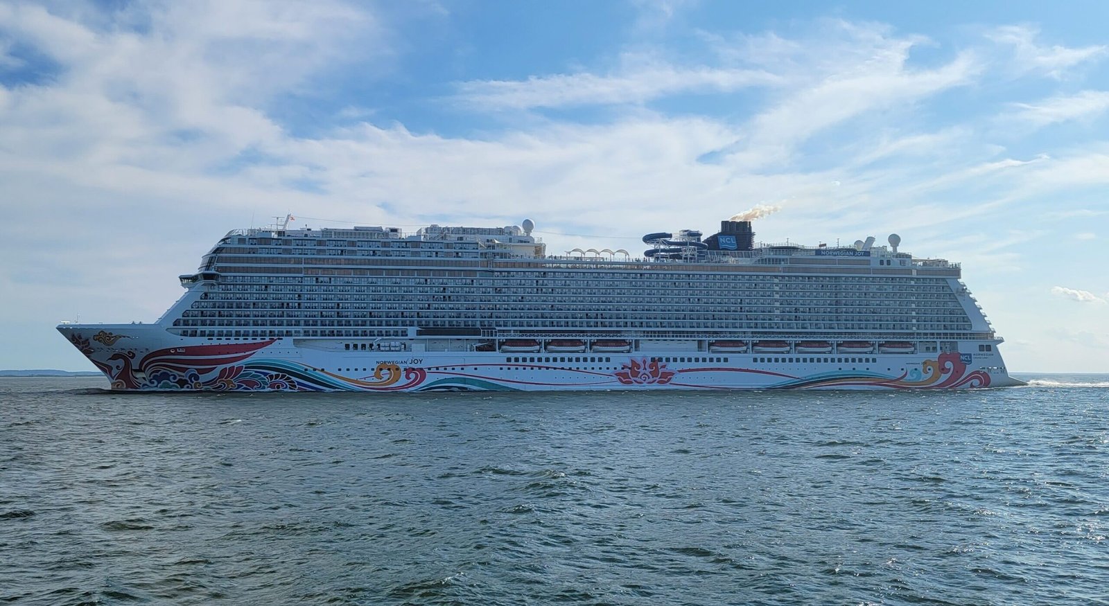 Eine Aufnahme der Norwegian Joy von Norwegian Cruise Line vor New York City, 2022.