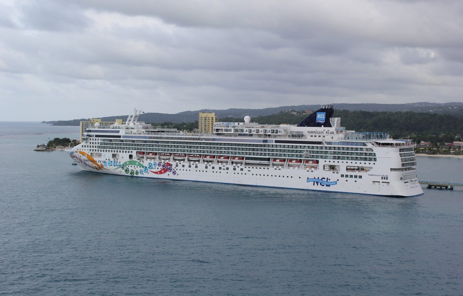 Eine Aufnahme der Norwegian Pearl von Norwegian Cruise Line im Hafen von Ocho Rios, Jamaika, 2012.