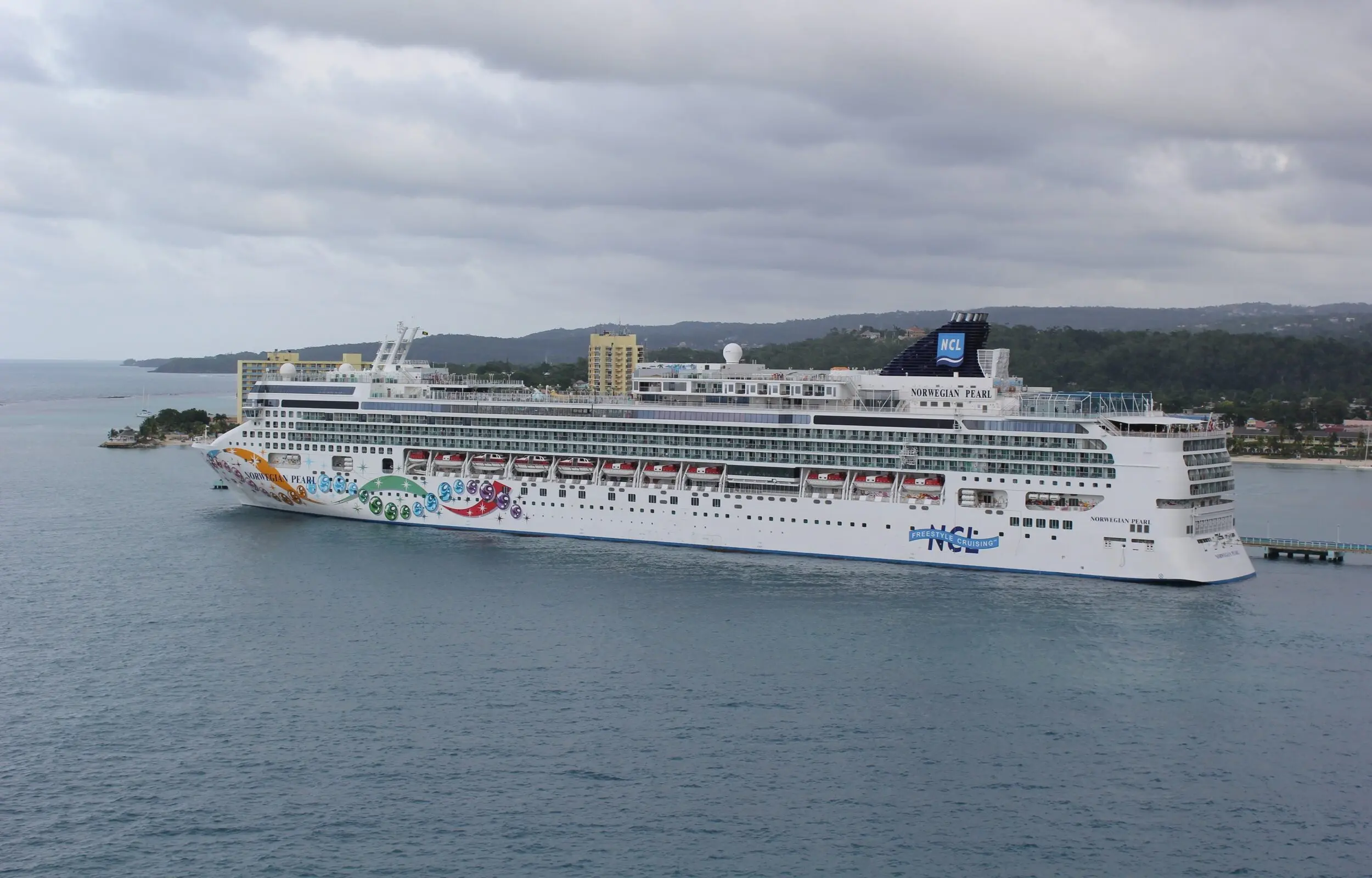 Eine Aufnahme der Norwegian Pearl von Norwegian Cruise Line im Hafen von Ocho Rios, Jamaika, 2012.