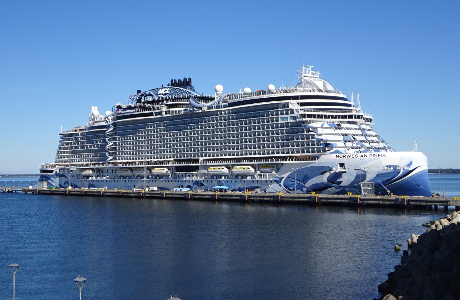 Eine Aufnahme der Norwegian Prima von Norwegian Cruise Line im Hafen von Tallinn, 2022.