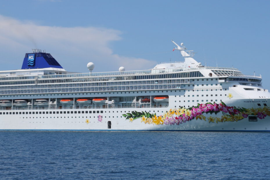Eine Aufnahme der Norwegian Sky von Norwegian Cruise Line, 2011.