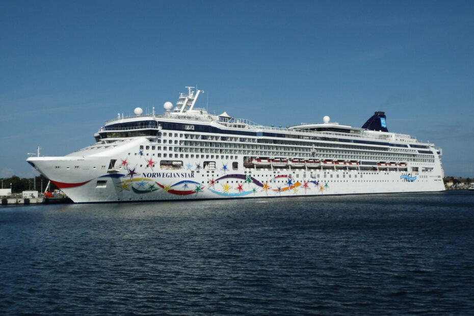 Eine Aufnahme der Norwegian Star von Norwegian Cruise Line in Warnemünde, 2014.