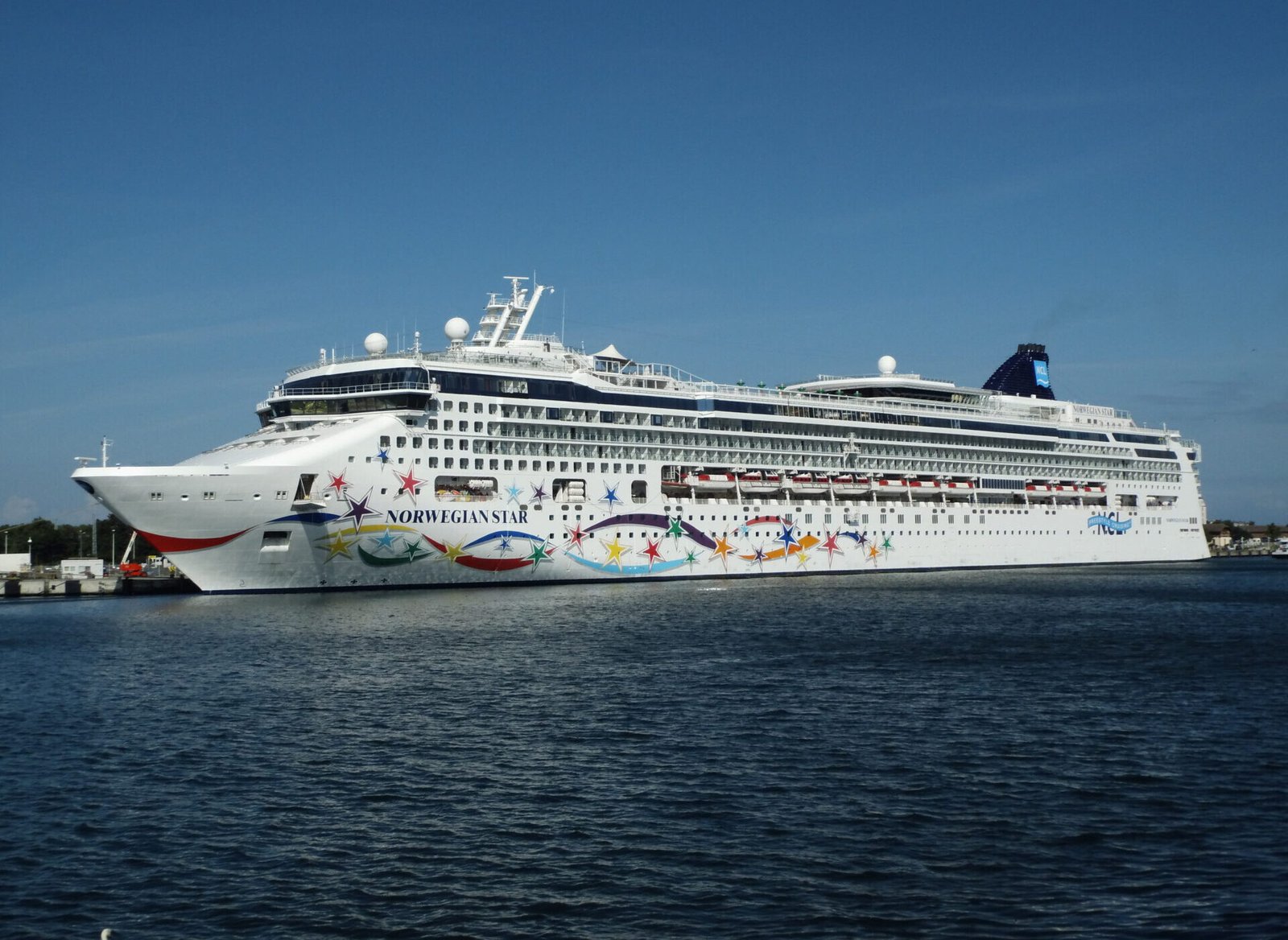 Eine Aufnahme der Norwegian Star von Norwegian Cruise Line in Warnemünde, 2014.