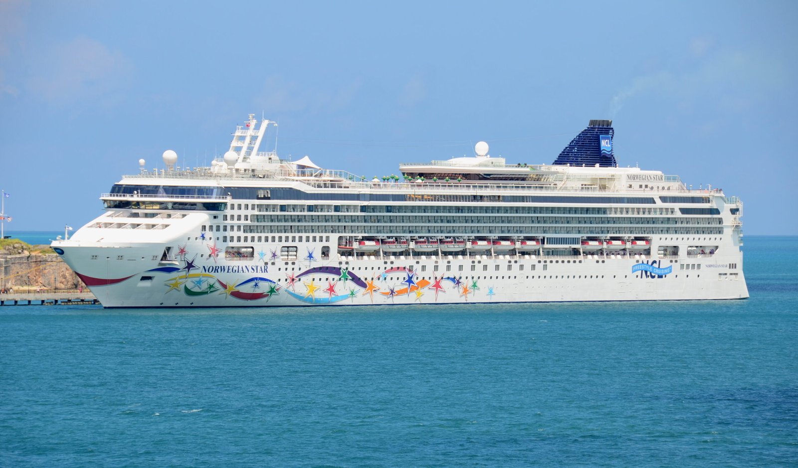 Eine Aufnahme der Norwegian Star von Norwegian Cruise Line im Hafen von Bermuda, 2012.