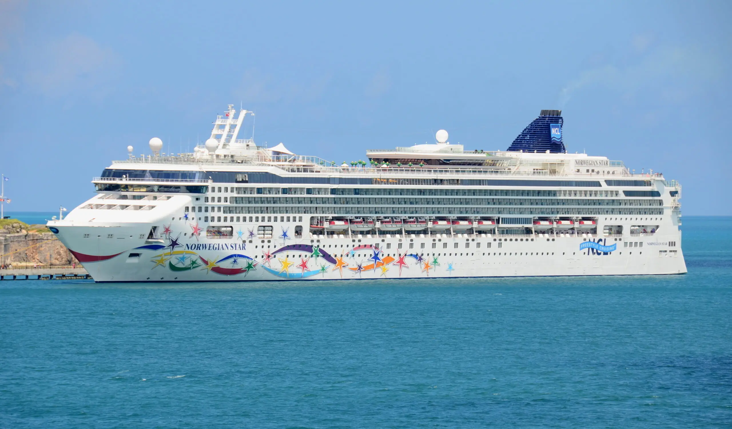 Eine Aufnahme der Norwegian Star von Norwegian Cruise Line im Hafen von Bermuda, 2012.