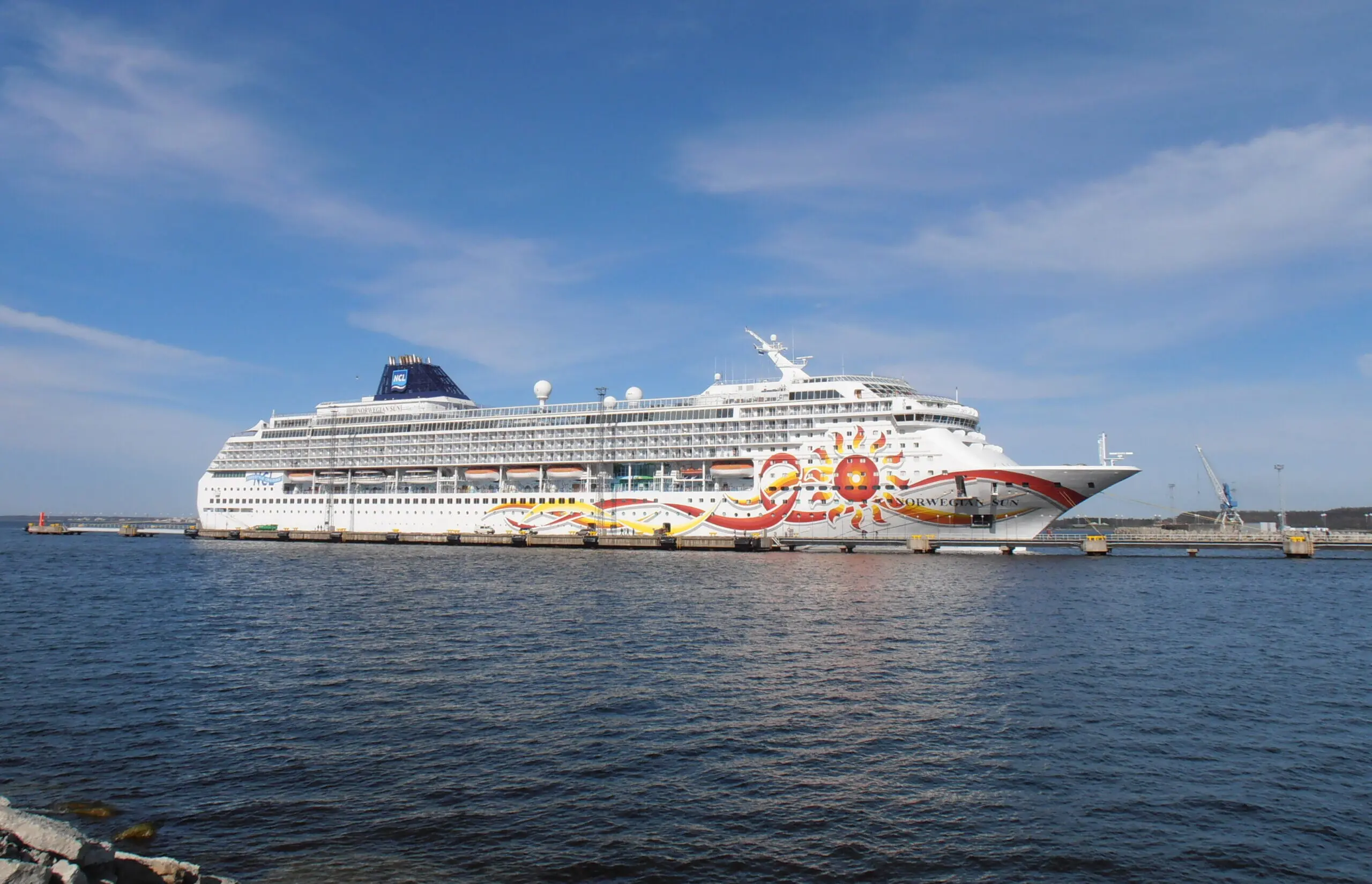 Eine Aufnahme der Norwegian Sun von Norwegian Cruise Line im Hafen von Tallinn, 2012.
