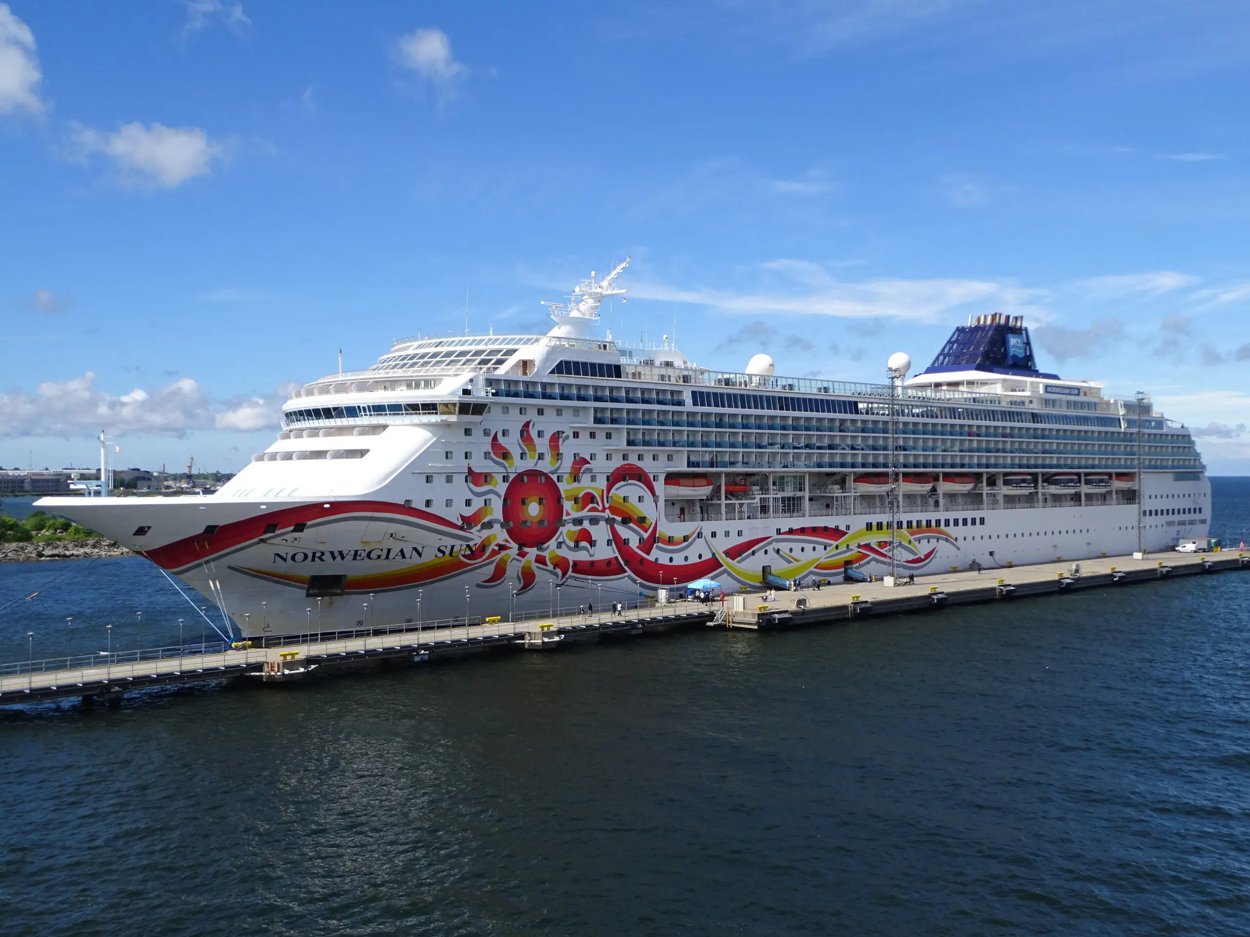 Eine Aufnahme der Norwegian Sun von Norwegian Cruise Line im Hafen von Tallinn, 2026.