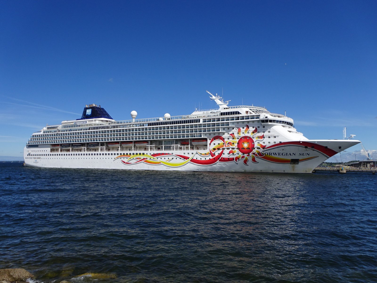 Eine Aufnahme der Norwegian Sun von Norwegian Cruise Line im Hafen von Tallinn, 2026.