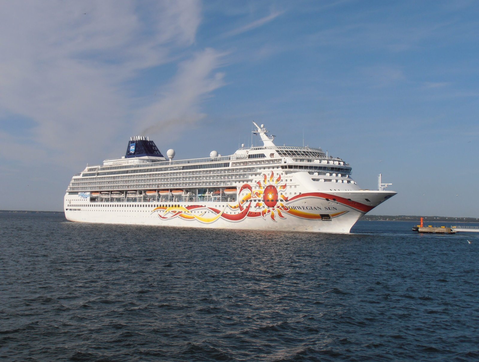 Eine Aufnahme der Norwegian Sun von Norwegian Cruise Line vor Tallinn, Estland, 2012.