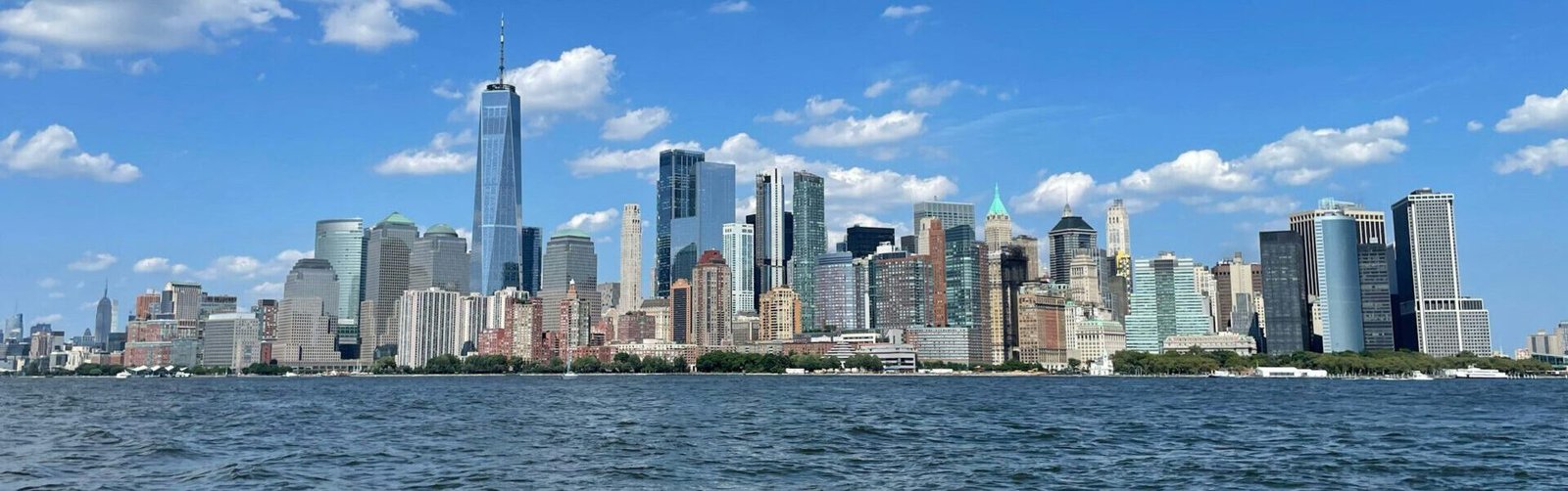 Eine Wasseraufnahme der Skyline von New York City