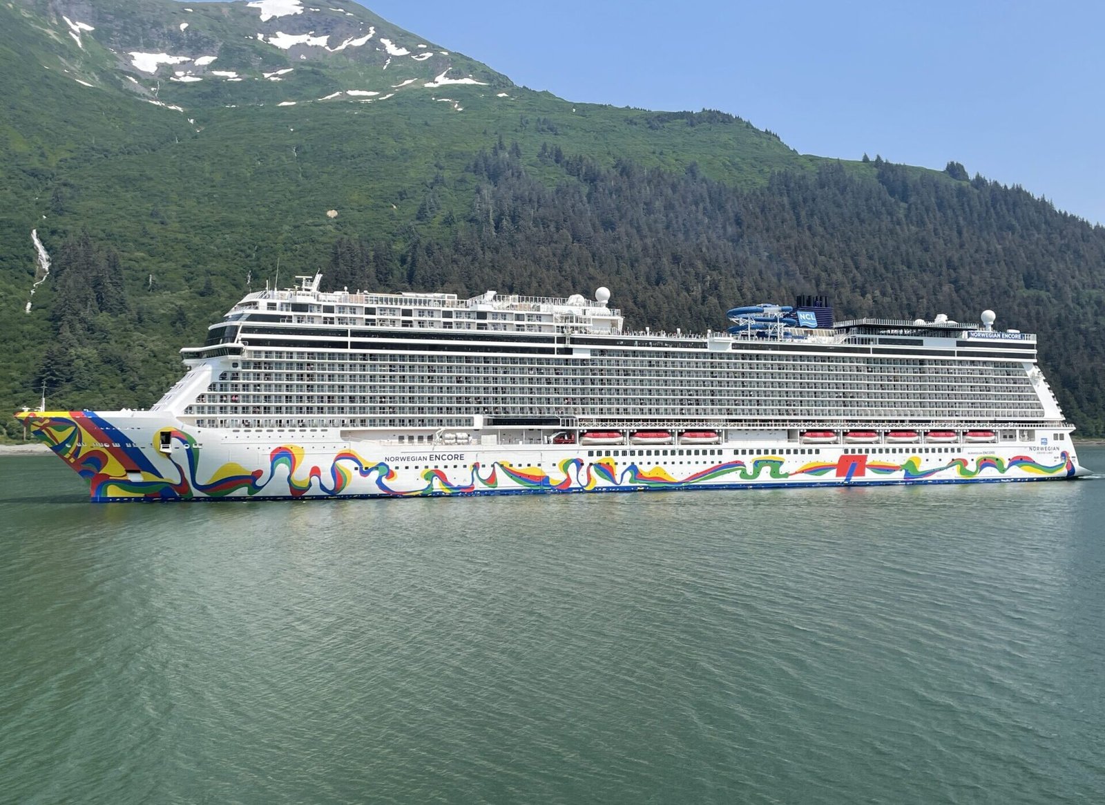 Eine Aufnahme der Norwegian Encore von Norwegian Cruise Line vor Juneau, 2022.