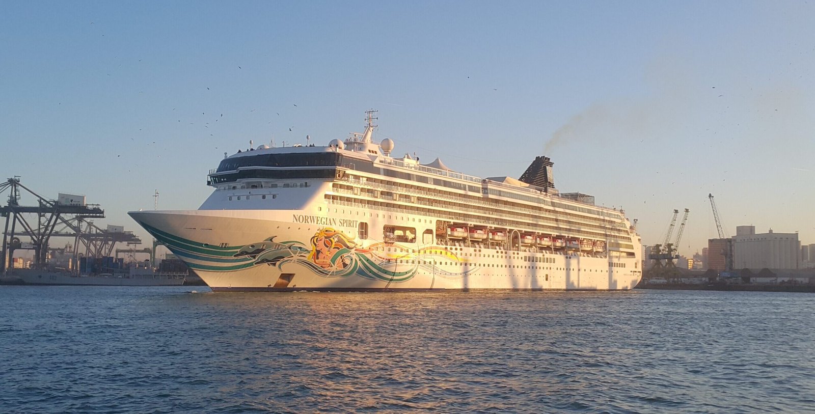 Eine Aufnahme der Norwegian Spirit von Norwegian Cruise Line im Hafen von Casablanca, Marokko, 2019.