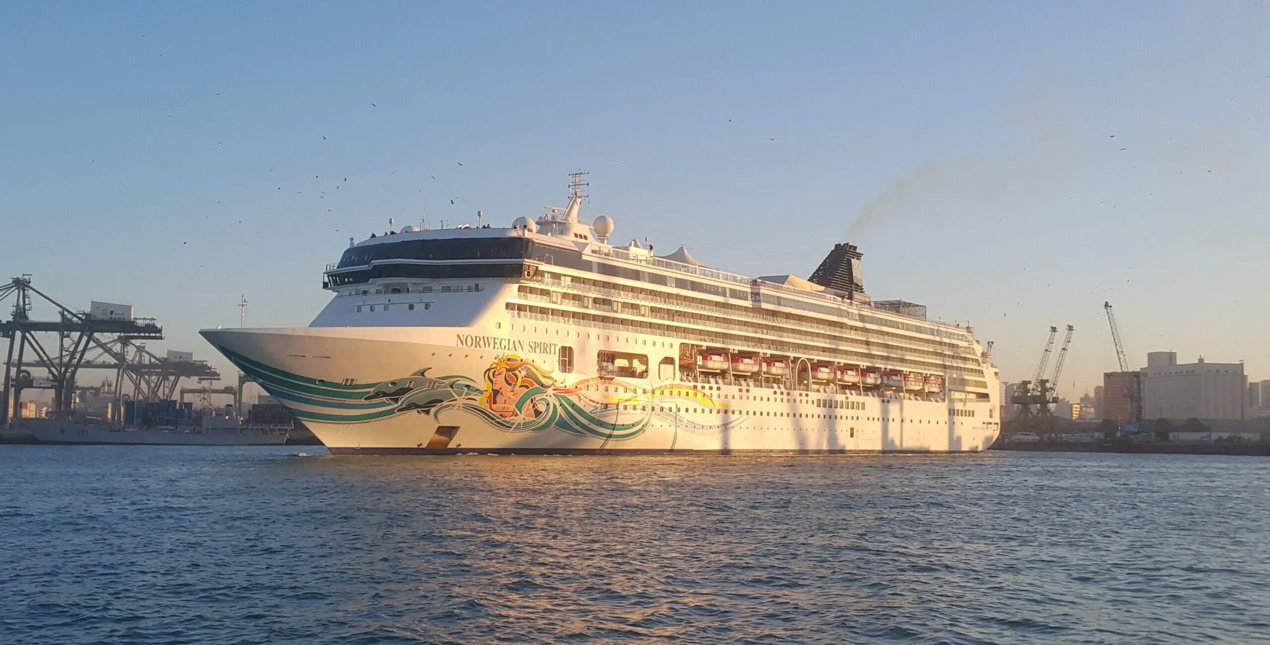 Eine Aufnahme der Norwegian Spirit von Norwegian Cruise Line im Hafen von Casablanca, Marokko, 2019.