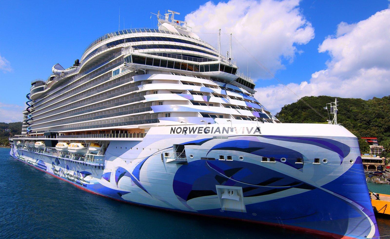 Eine Aufnahme der Norwegian Viva von Norwegian Cruise Line im Hafen von Roatan, Honduras, 2026