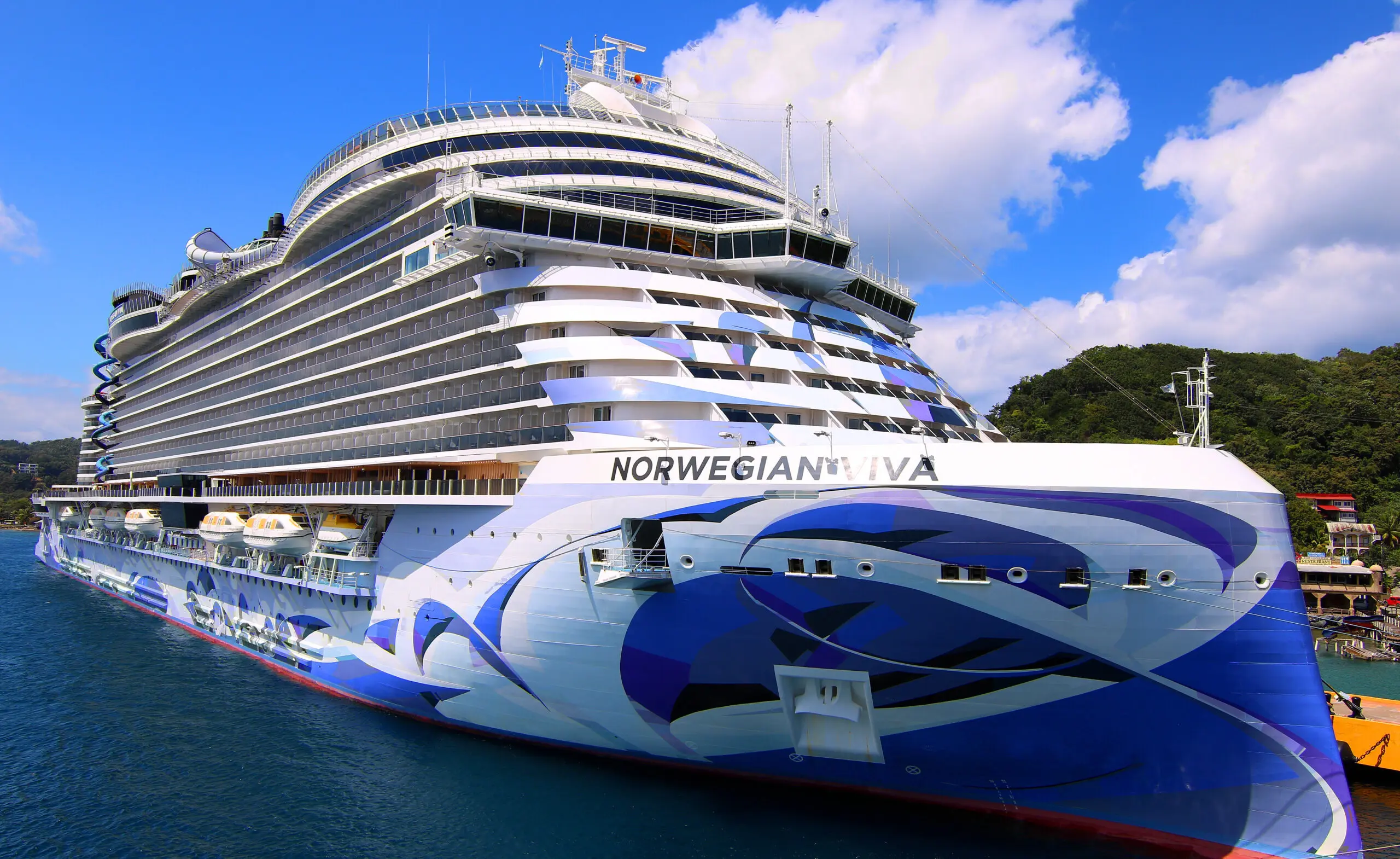 Eine Aufnahme der Norwegian Viva von Norwegian Cruise Line im Hafen von Roatan, Honduras, 2026