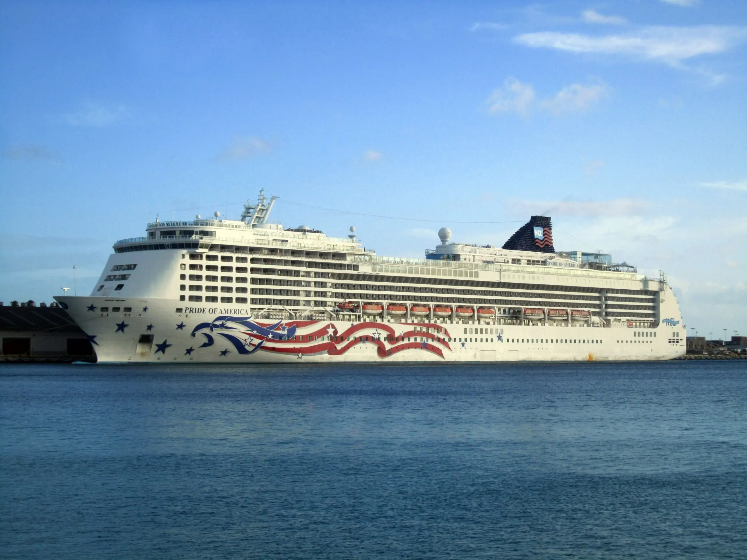 Eine Aufnahme der Pride of America von Norwegian Cruise Line im Hafen von Honolulu, Hawaii, 2011.