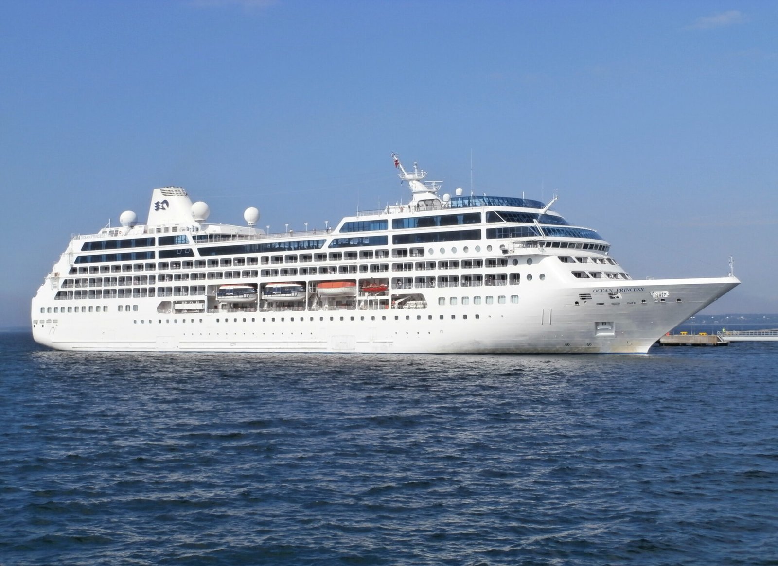 Eine Aufnahme der MS Sirena (Ocean Princess) von Oceania Cruises in Tallinn, 2013.