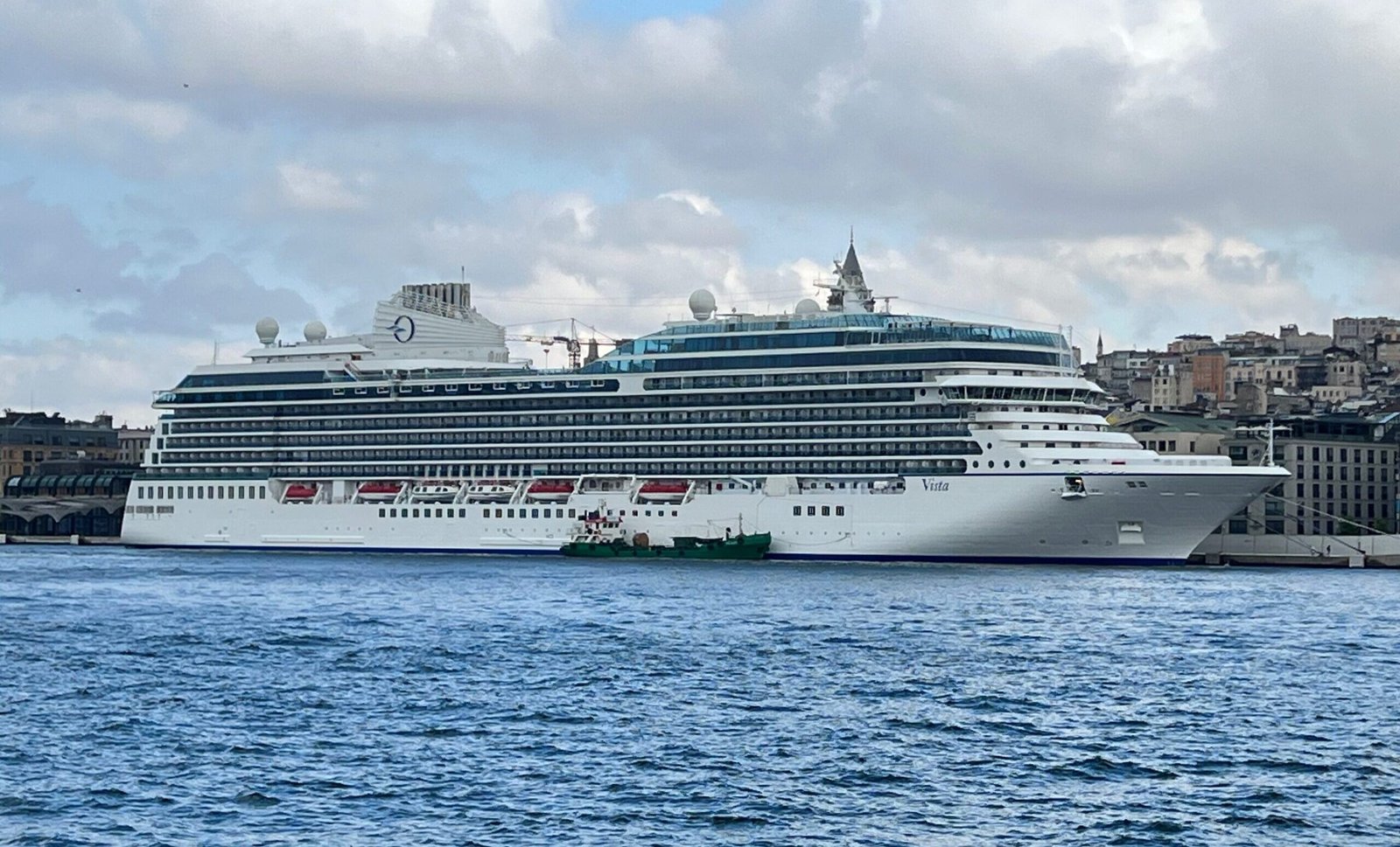 Eine Aufnahme der Vista von Oceania Cruises im Hafen in Istanbul, Türkei, 2023.