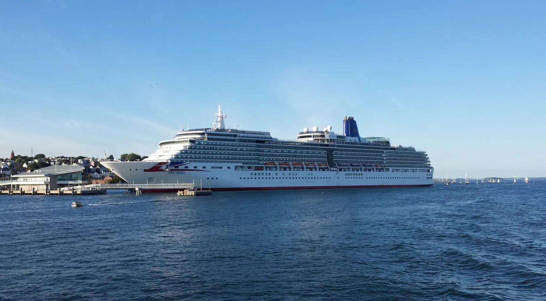 Eine Aufnahme der Arcadia von P&O Cruises im Hafen von Portland, Maine, 2016.
