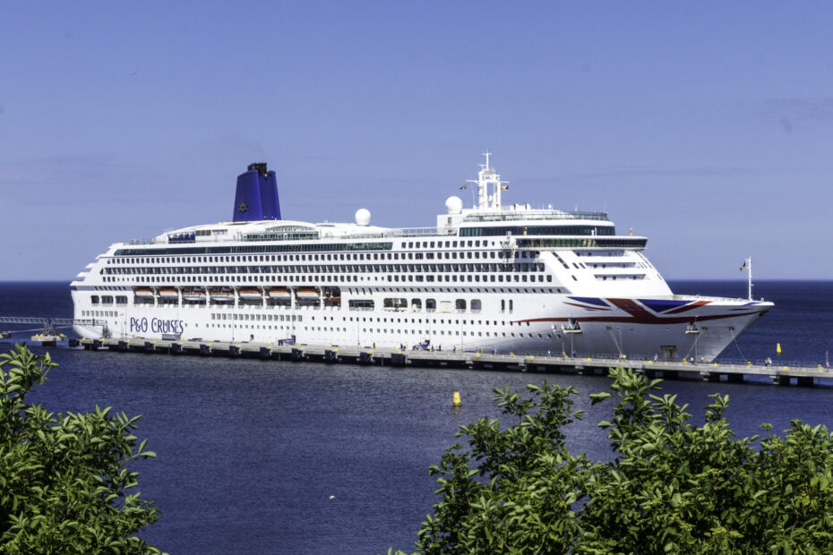 Eine Aufnahme der Aurora von P&O Cruises im Hafen von Visby, 2024.