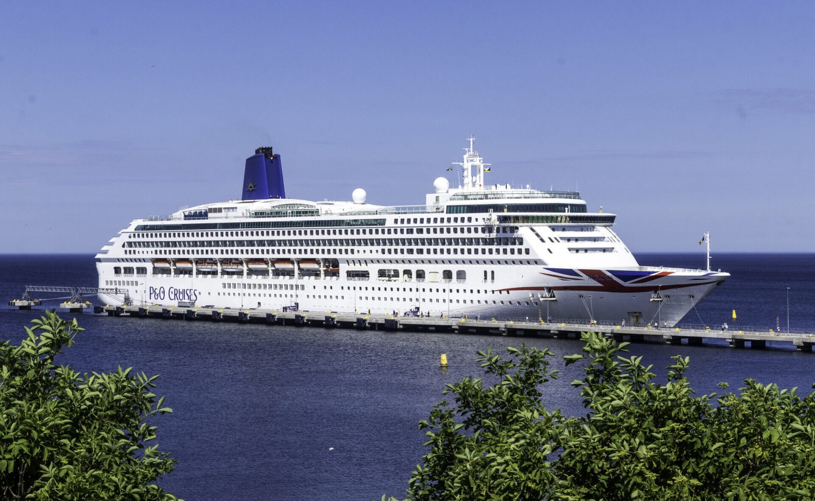 Eine Aufnahme der Aurora von P&O Cruises im Hafen von Visby, 2024.