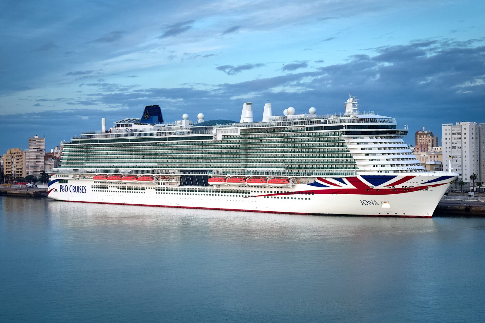 Eine Aufnahme der MS Iona von P&O Cruises im Hafen von Cadiz, 2022.