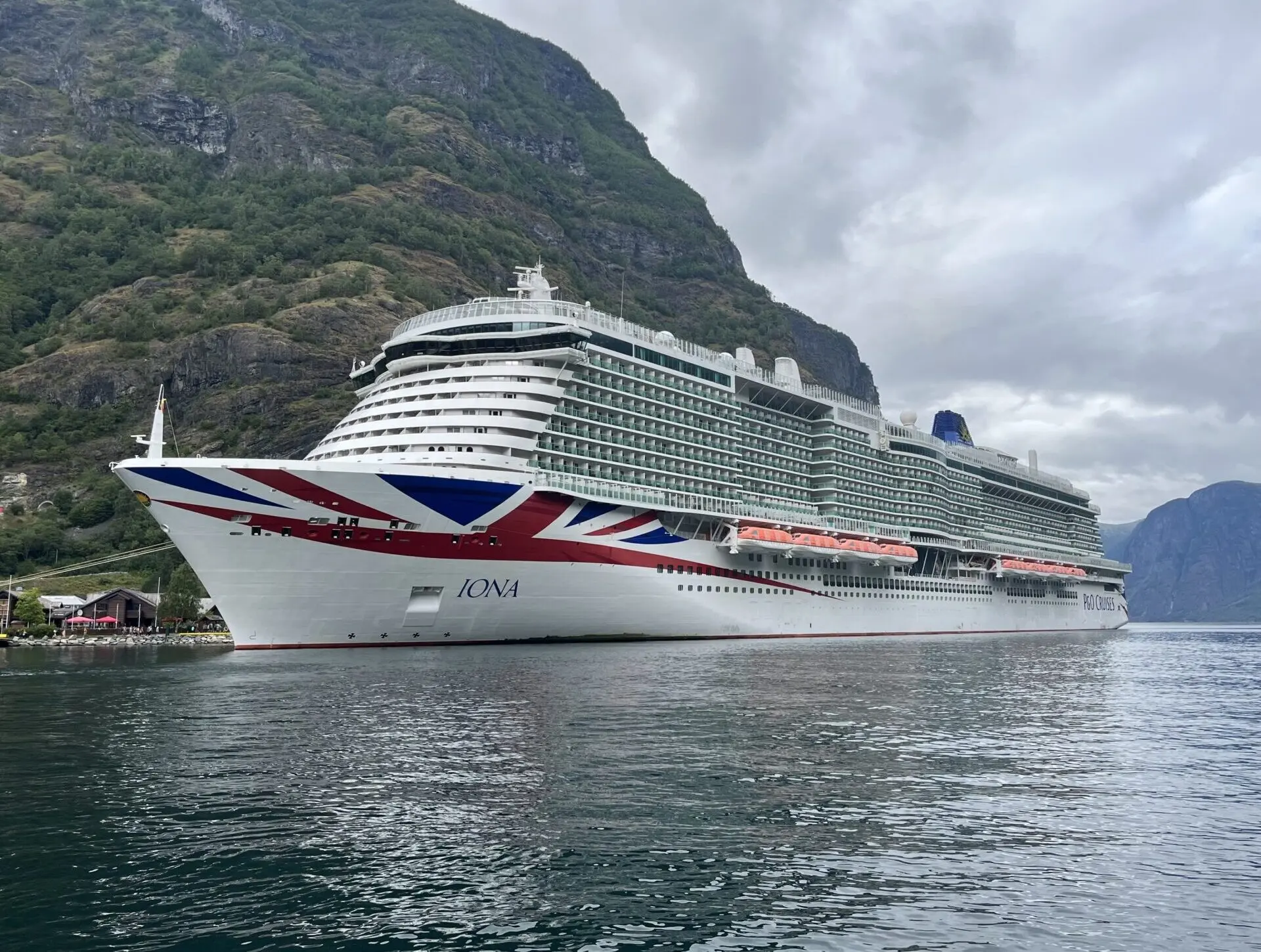 Eine Aufnahme der MS Iona von P&O Cruises in einem norwegischen Fjord, 2025.