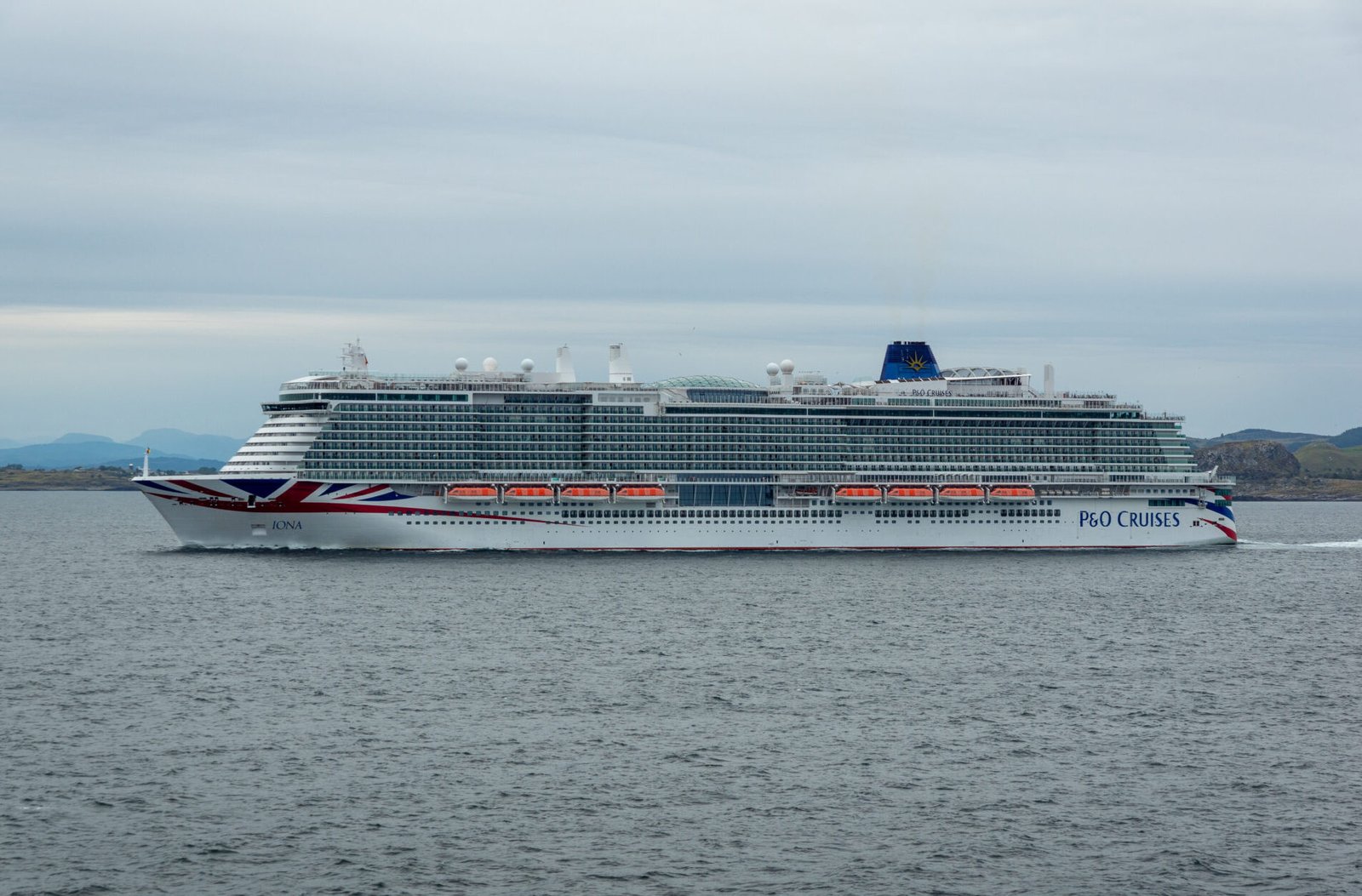 Eine Aufnahme der MS Iona von P&O Cruises in Boknafjorden, vor Stavanger, Norwegen, 2024.