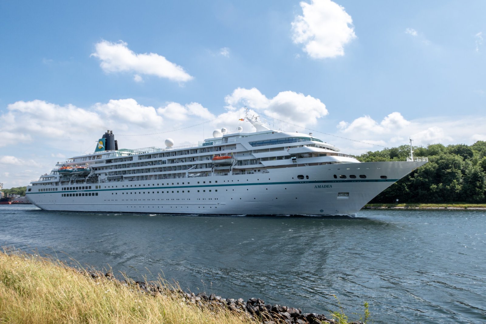 Eine Aufnahme der MS Amadea von Phoenix Cruises im Nord-Ostsee-Kanal, Altenholz, 2023.