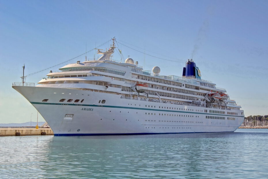 Wasseraufnahme der MS Amadea von Phoenix Reisen