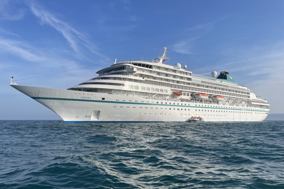 Eine Aufnahme der MS Amera von Phoenix Reisen vor Guernsey, 2024.