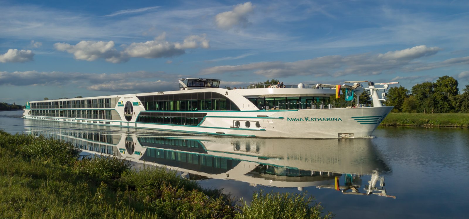 Eine Aufnahme der MS Anna Katharina von Phoenix Reisen auf dem MD-Kanal in Bamberg, Fahrtrichtung Donau, 2020.