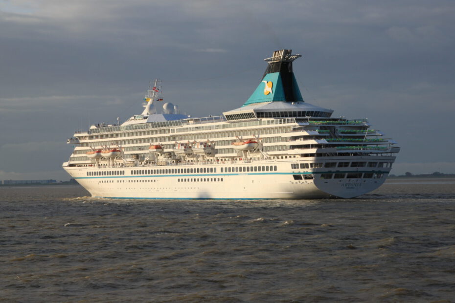 Eine Aufnahme der MS Artania von Phoenix Reisen auf der Weser querab Bremerhaven-Stromkaje, 2017.