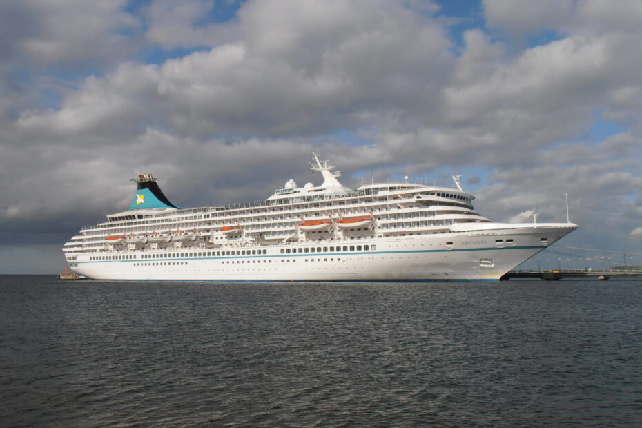 Eine Aufnahme der MS Artania von Phoenix Reisen im Hafen von Tallinn, 2018.