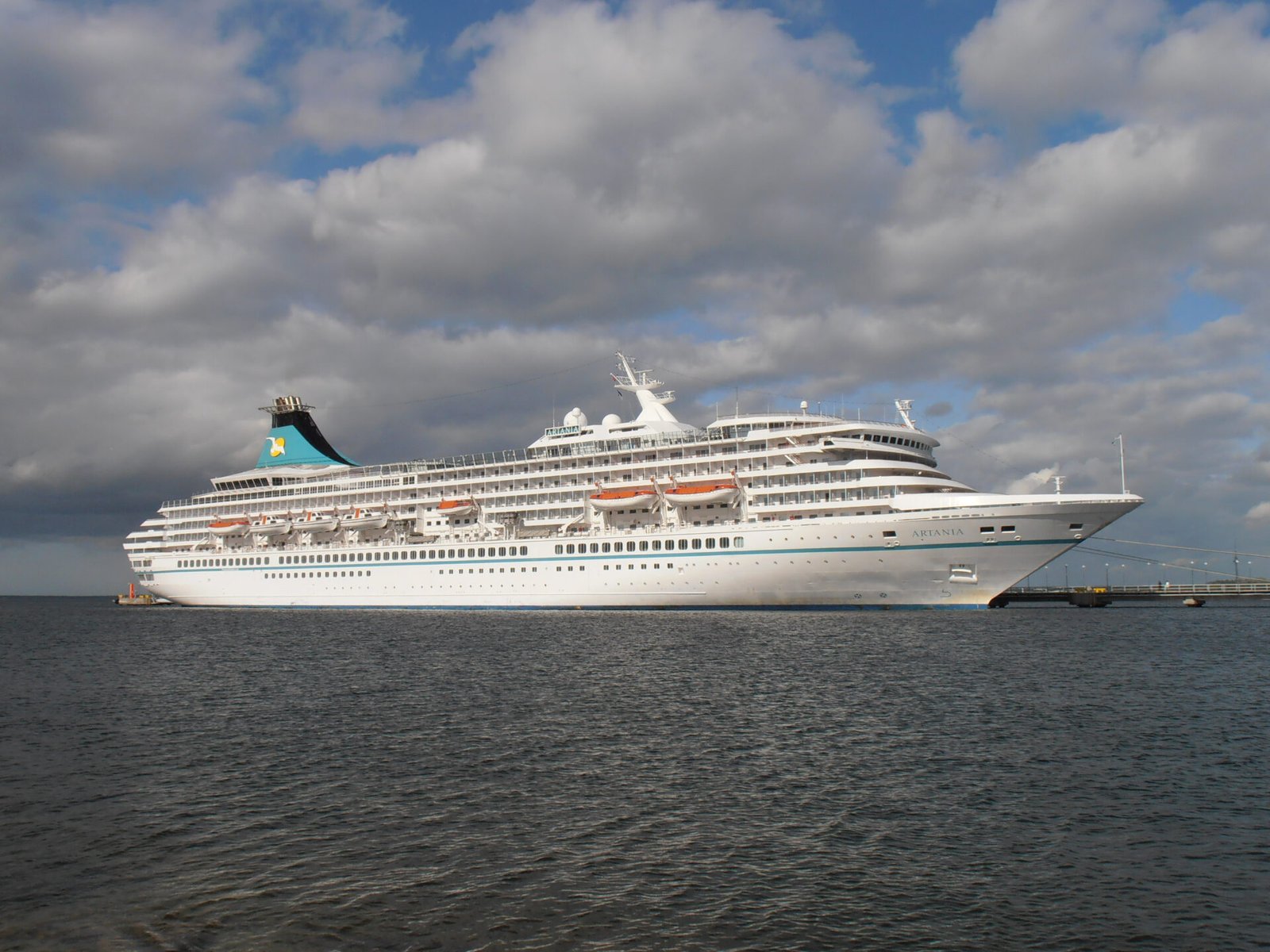 Eine Aufnahme der MS Artania von Phoenix Reisen im Hafen von Tallinn, 2018.