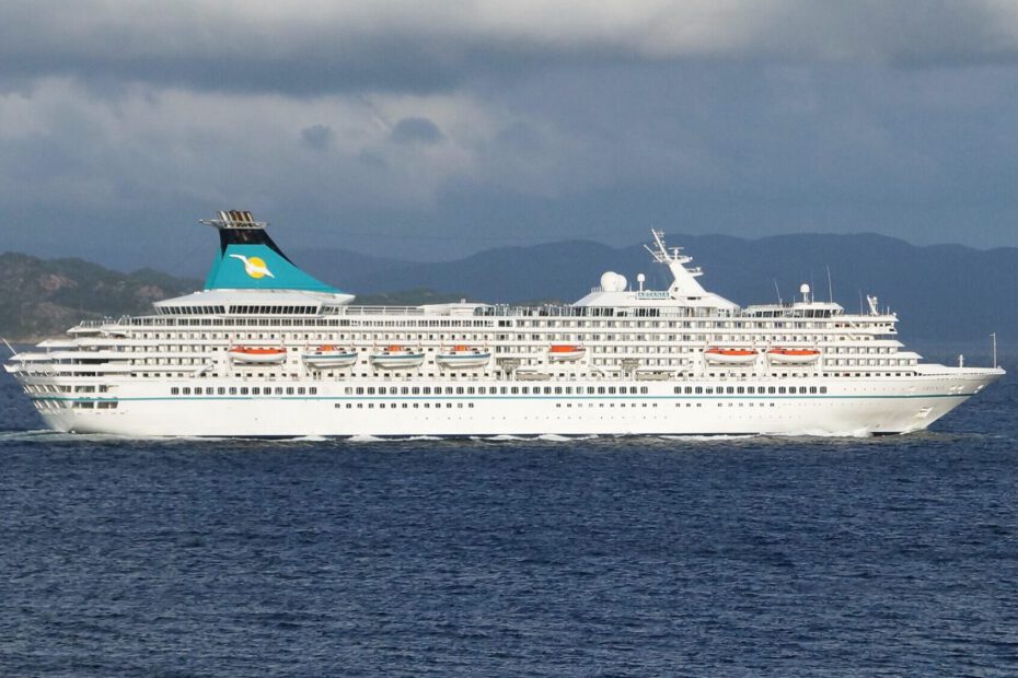 Eine Aufnahme der MS Artania von von Phoenix Reisen in Korsfjorden im August 2019.
