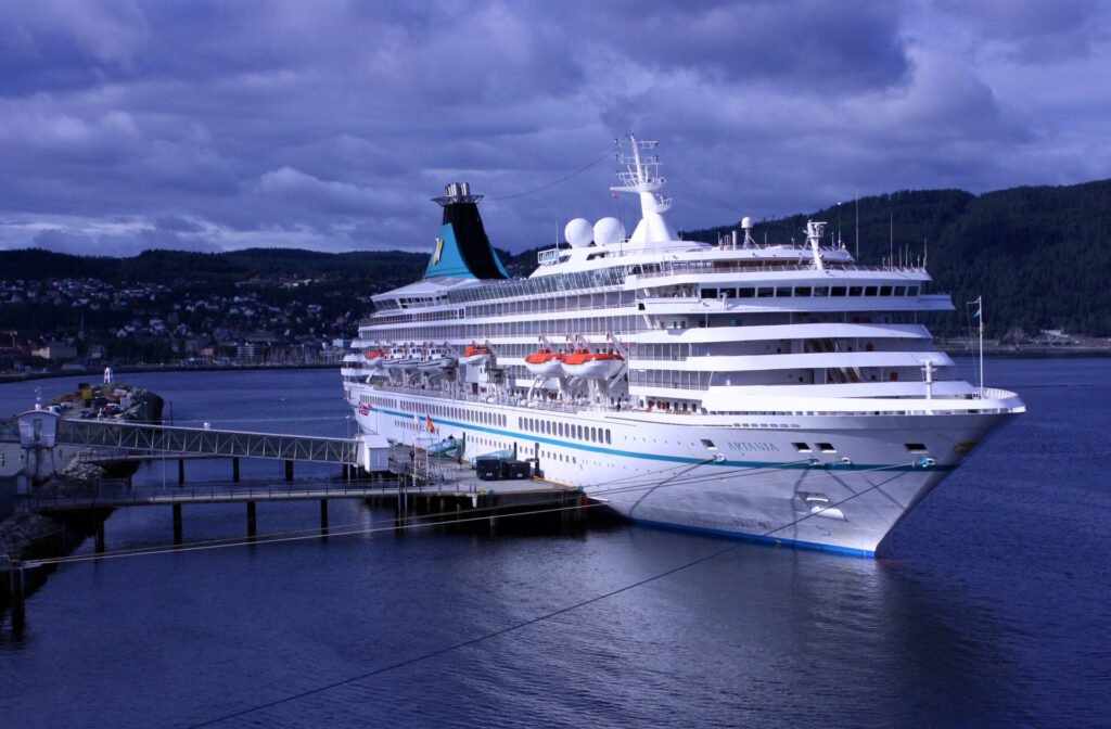 Eine Aufnahme der MS Artania von Phoenix Reisen in Trondheim, 2011.